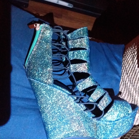 Shoes - Picture 6 of 12